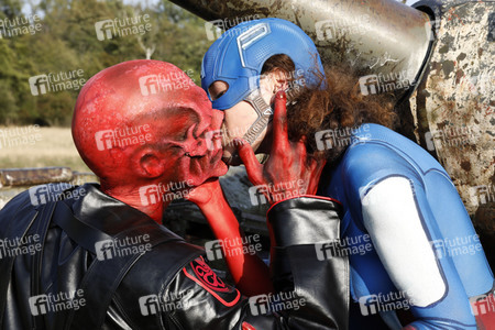 GEEK ART: Captain America vs. Red Skull Bodypainting