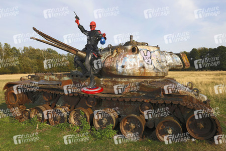 GEEK ART: Captain America vs. Red Skull Bodypainting