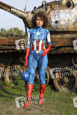 GEEK ART: Captain America vs. Red Skull Bodypainting