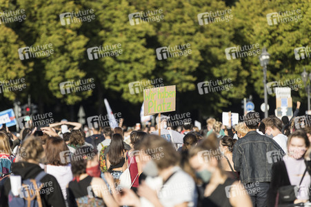 Demonstration 'Es reicht! - Wir haben Platz' in Berlin
