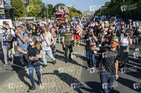 Techno-Parade zum World Peace Day in Berlin