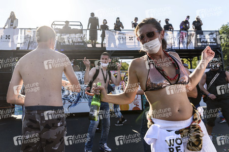 Techno-Parade zum World Peace Day in Berlin