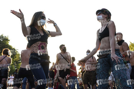Techno-Parade zum World Peace Day in Berlin