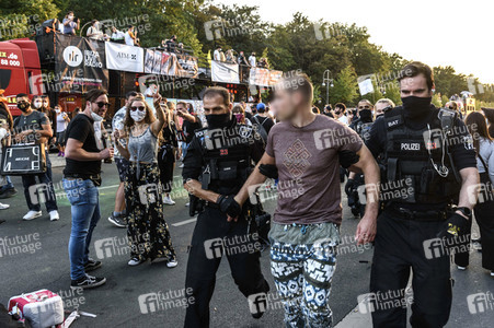 Techno-Parade zum World Peace Day in Berlin