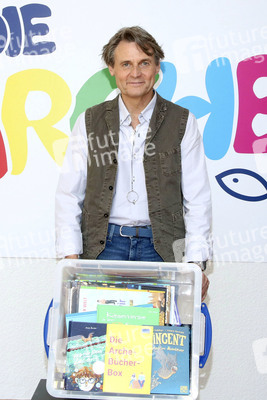 Offizielle Übergabe der Arche-Bücher-Box in Berlin