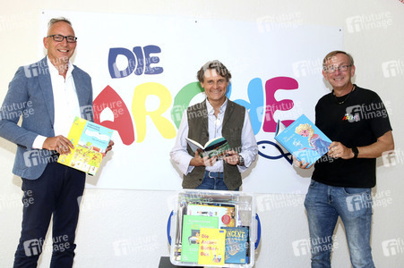 Offizielle Übergabe der Arche-Bücher-Box in Berlin