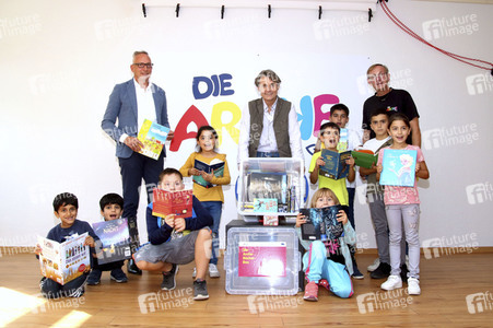 Offizielle Übergabe der Arche-Bücher-Box in Berlin