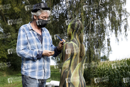 AGRAR ART: Maisfeld / Cornfield Bodypainting