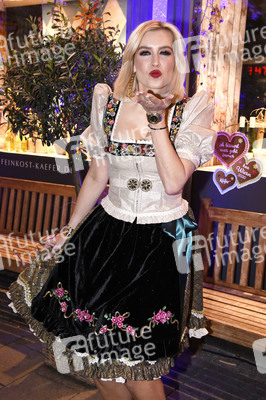 Almabtrieb in der Käfer Schänke in München