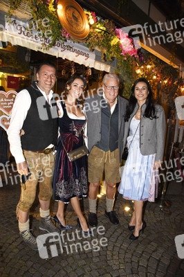 Almabtrieb in der Käfer Schänke in München