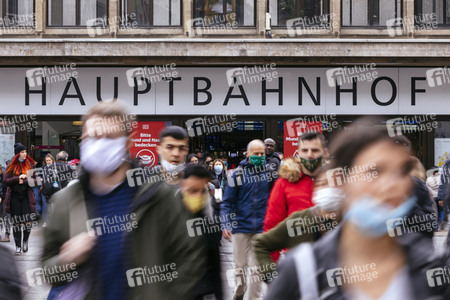 Symbolfoto Maskenpflicht auf öffentlichen Plätzen