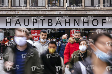 Symbolfoto Maskenpflicht auf öffentlichen Plätzen