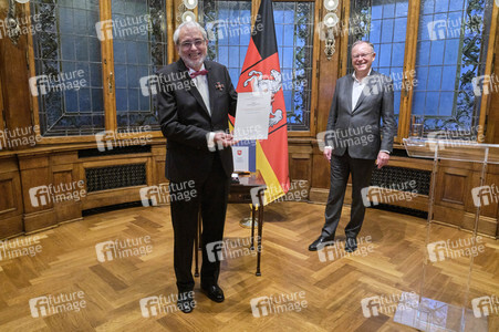 Verleihung des Verdienstkreuzes Erster Klasse an Harald Böhlmann in Hannover