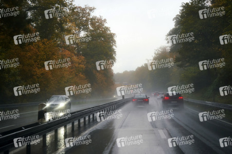 Symbolfoto Straßenverkehr in Herbst