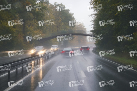 Symbolfoto Straßenverkehr in Herbst