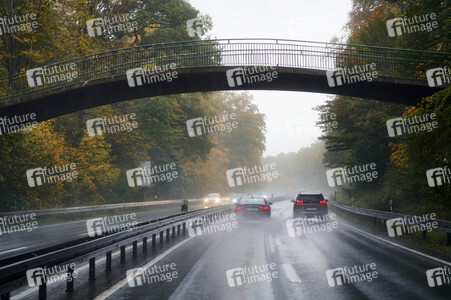 Symbolfoto Straßenverkehr in Herbst