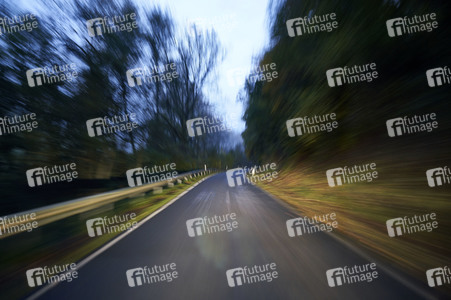 Symbolfoto Straßenverkehr in Herbst