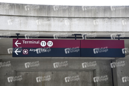 Rundgang durch den öffentlichen Bereich des Terminals 1 auf dem Flughafen Berlin Brandenburg