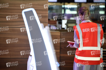 Rundgang durch den öffentlichen Bereich des Terminals 1 auf dem Flughafen Berlin Brandenburg