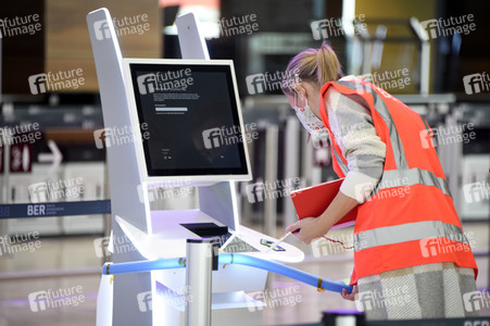 Rundgang durch den öffentlichen Bereich des Terminals 1 auf dem Flughafen Berlin Brandenburg