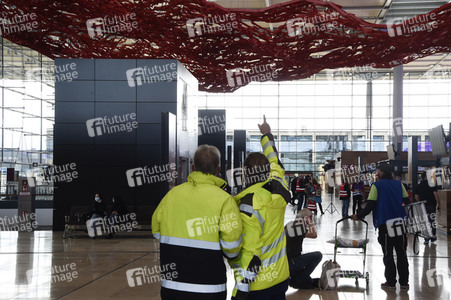 Rundgang durch den öffentlichen Bereich des Terminals 1 auf dem Flughafen Berlin Brandenburg