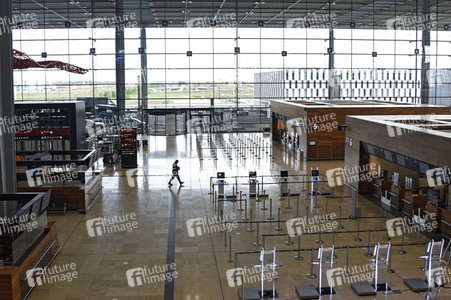 Rundgang durch den öffentlichen Bereich des Terminals 1 auf dem Flughafen Berlin Brandenburg