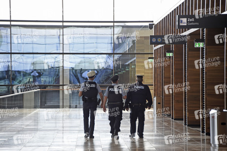 Rundgang durch den öffentlichen Bereich des Terminals 1 auf dem Flughafen Berlin Brandenburg