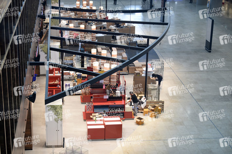 Rundgang durch den öffentlichen Bereich des Terminals 1 auf dem Flughafen Berlin Brandenburg