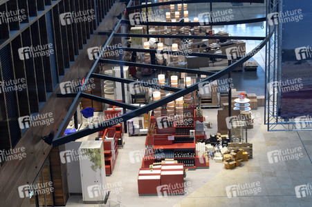 Rundgang durch den öffentlichen Bereich des Terminals 1 auf dem Flughafen Berlin Brandenburg