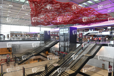 Rundgang durch den öffentlichen Bereich des Terminals 1 auf dem Flughafen Berlin Brandenburg