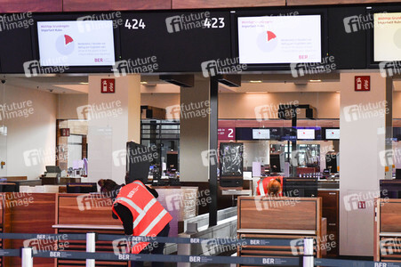 Rundgang durch den öffentlichen Bereich des Terminals 1 auf dem Flughafen Berlin Brandenburg