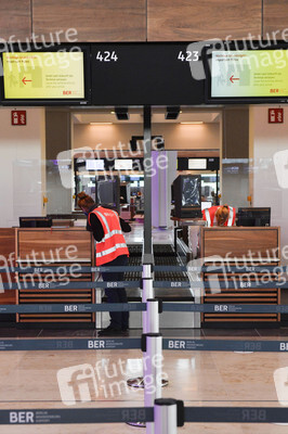 Rundgang durch den öffentlichen Bereich des Terminals 1 auf dem Flughafen Berlin Brandenburg