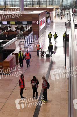 Rundgang durch den öffentlichen Bereich des Terminals 1 auf dem Flughafen Berlin Brandenburg