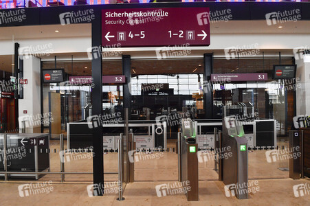 Rundgang durch den öffentlichen Bereich des Terminals 1 auf dem Flughafen Berlin Brandenburg