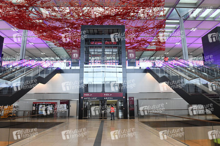 Rundgang durch den öffentlichen Bereich des Terminals 1 auf dem Flughafen Berlin Brandenburg
