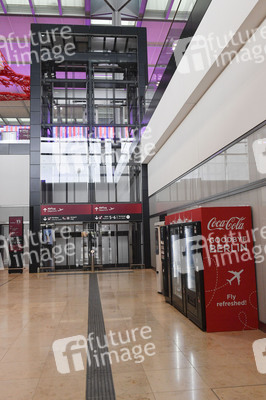 Rundgang durch den öffentlichen Bereich des Terminals 1 auf dem Flughafen Berlin Brandenburg