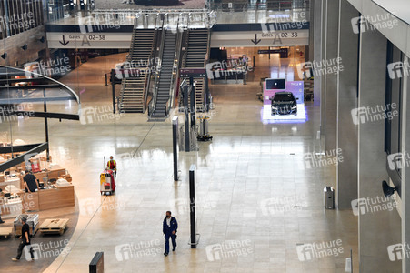 Rundgang durch den öffentlichen Bereich des Terminals 1 auf dem Flughafen Berlin Brandenburg