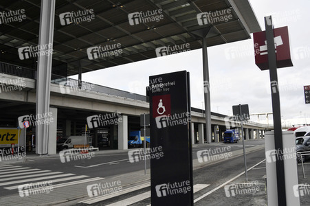 Rundgang durch den öffentlichen Bereich des Terminals 1 auf dem Flughafen Berlin Brandenburg