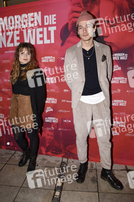 Preview 'Und morgen die ganze Welt' in München