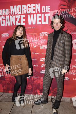 Preview 'Und morgen die ganze Welt' in München