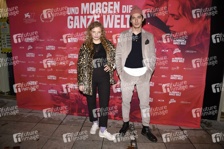 Preview 'Und morgen die ganze Welt' in München