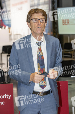 Führung vor der Inbetriebnahme des Flughafens Berlin-Brandenburg in Schönefeld