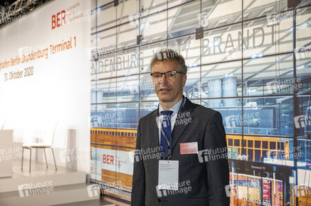 Führung vor der Inbetriebnahme des Flughafens Berlin-Brandenburg in Schönefeld