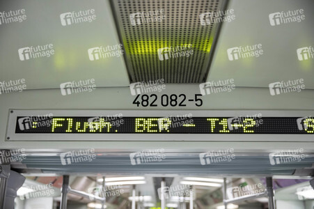 Führung vor der Inbetriebnahme des Flughafens Berlin-Brandenburg in Schönefeld