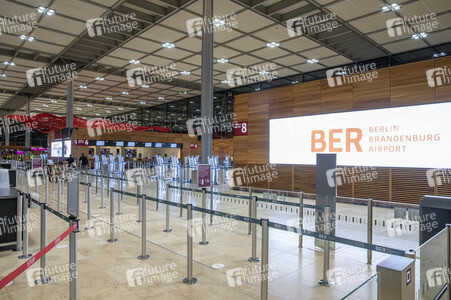 Führung vor der Inbetriebnahme des Flughafens Berlin-Brandenburg in Schönefeld