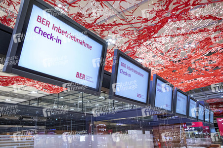 Führung vor der Inbetriebnahme des Flughafens Berlin-Brandenburg in Schönefeld