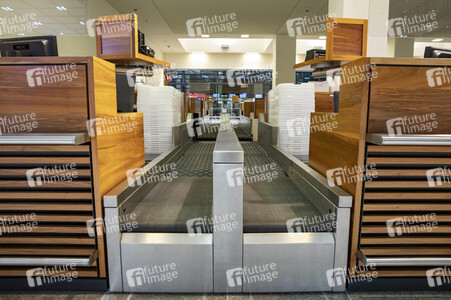 Führung vor der Inbetriebnahme des Flughafens Berlin-Brandenburg in Schönefeld