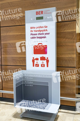 Führung vor der Inbetriebnahme des Flughafens Berlin-Brandenburg in Schönefeld