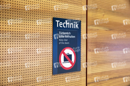 Führung vor der Inbetriebnahme des Flughafens Berlin-Brandenburg in Schönefeld