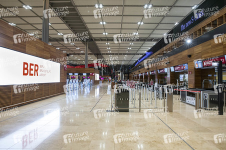 Führung vor der Inbetriebnahme des Flughafens Berlin-Brandenburg in Schönefeld